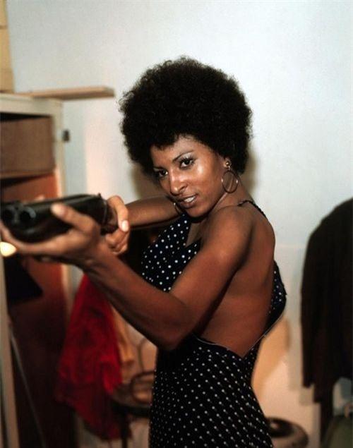 pam-grier-002-1402-1382094743.jpg