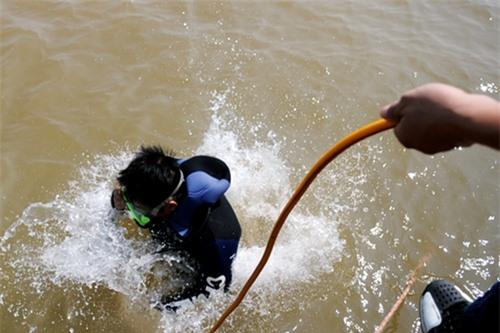 Các thợ lặn phải đối mặt nhiều khó khăn khi tham gia tìm xác nạn nhân ở khu vực sông Hồng nước đục ngầu. Ảnh: Quý Đoàn.