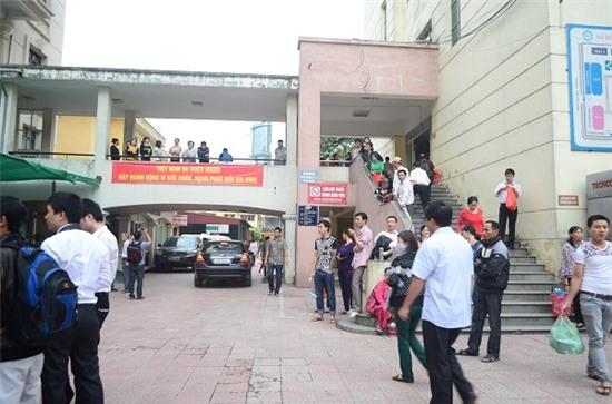  Nhiều người tập trung ở khuôn viên bệnh viện chờ đón đoàn chính phủ.