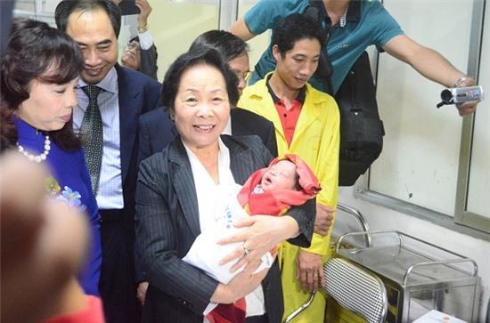  Phó chủ tịch nước Nguyễn Thị Doan bế trên tay công dân thứ 60 triệu của Việt Nam