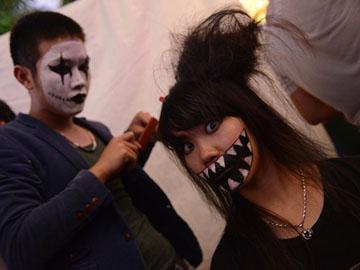 Giới trẻ rùng rợn với đầu lâu, xác chết Halloween