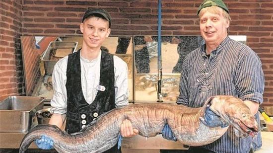 Kinh hãi giòi tấn công não vì nối tóc 4