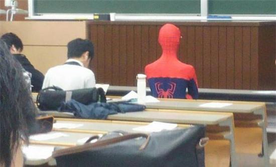 Mặc nguyên đồ Người nhện đi học Đại học 1