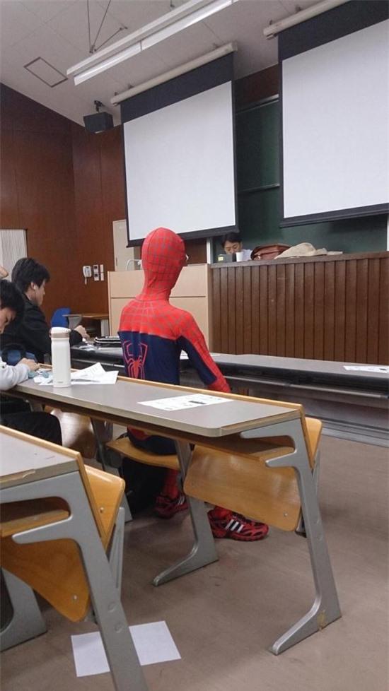 Mặc nguyên đồ Người nhện đi học Đại học 2