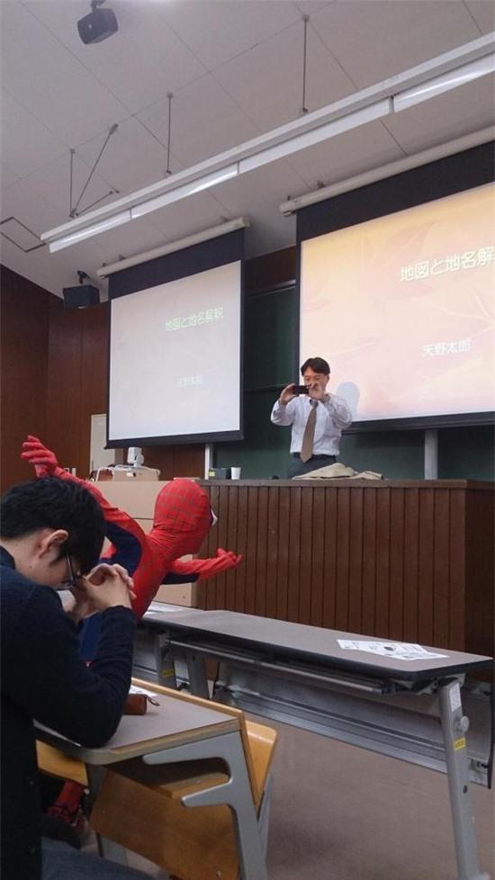 Mặc nguyên đồ Người nhện đi học Đại học 3
