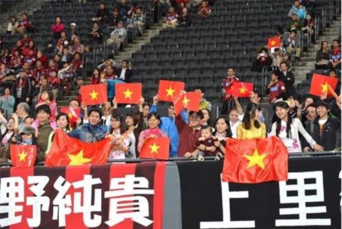 SVĐ Nhật Bản đỏ rực cờ Việt Nam ngày Công Vinh bình phục 3