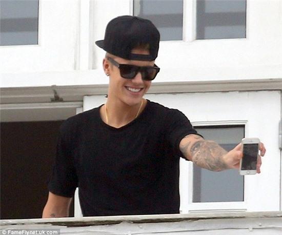 Nhìn vào tôi! Justin Bieber sẽ không nghi ngờ là cảm giác máy ảnh nhút nhát, sau chuyến đi báo cáo của mình cho một nhà chứa Brazil