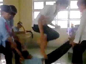 Nhóm teen chơi trò nhảy dây bằng... người
