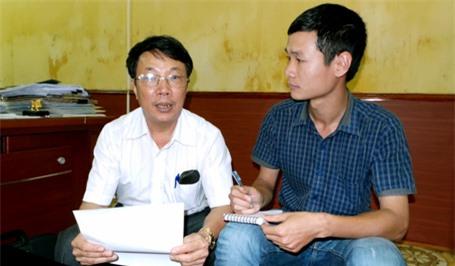 Bác sỹ Nguyễn Đình Đính (trái), Phó Giám đốc BVĐK Sơn Tây, trao đổi với PV Dân trí.