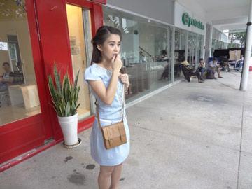 Hot girl Ngọc Thảo hoảng hốt trên phố