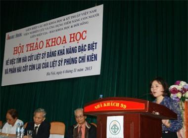 Nhà ngoại cảm Phan Thị Bích Hằng (phải) phát biểu tại hội thảo
