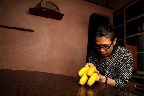 Họa sĩ này phải thực hiện làm liên tục từ khi lên ý tưởng đến lúc tác phẩm hoàn thành để có một bức tranh như ý muốn.