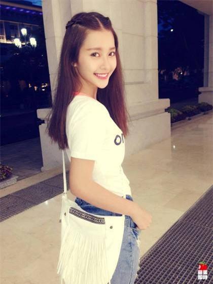 Hot girl Khả Ngân được báo Đài Loan miêu tả có nụ cười đẹp ngất ngây 3