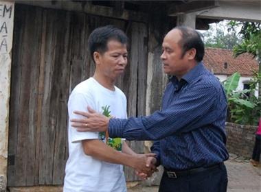 Phó Chủ tịch UBND tỉnh Bắc Giang (phải) thăm hỏi, động viện ông Chấn