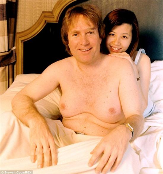 Kiếm bộn tiền suốt 17 năm nhờ nâng ngực to như phụ nữ 1