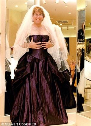 Kiếm bộn tiền suốt 17 năm nhờ nâng ngực to như phụ nữ 2