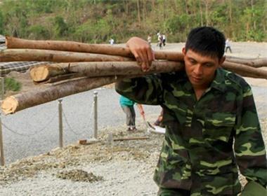 Bộ đội Biên phòng vác vật liệu chằng chống cho khu mộ Đại tướng