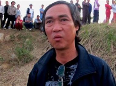 Ông Phạm Đức Quang cậu chồng nạn nhân Huyền cho biết, ngày hôm nay, 10/11, gia đình đã đổi hướng tìm thi thể chị Huyền trên bờ.