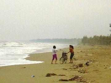 Hàng chục bạn trẻ đùa giỡn giữa sóng dữ Sầm Sơn
