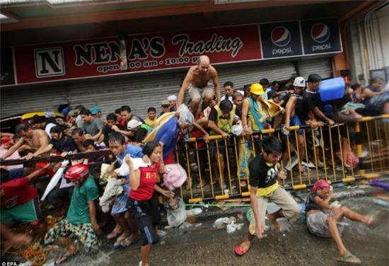 Người dân Philippines phải "mót" thức ăn bên xác chết 1