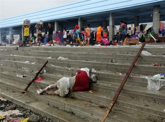 Người dân Philippines phải "mót" thức ăn bên xác chết 2