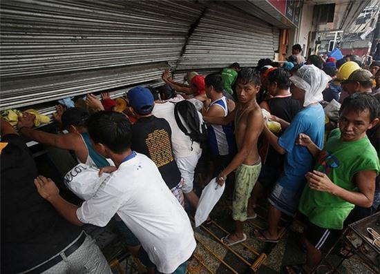 Người dân Philippines phải "mót" thức ăn bên xác chết 3