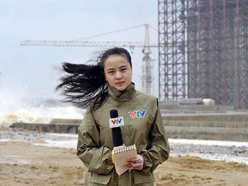 Dân mạng cảm kích nữ BTV xinh đẹp đưa tin trong bão dữ