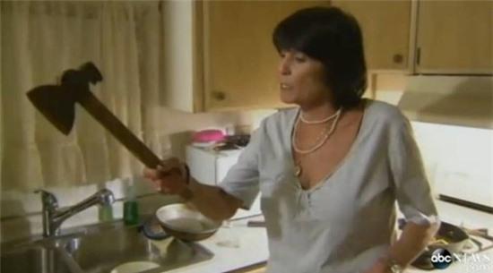 Người phụ nữ đuổi trộm nhờ khả năng ném rìu siêu đẳng 1