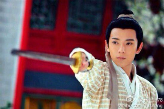 Mai Siêu Phong gây sốc khi liếm tay của Hoàng Dược Sư