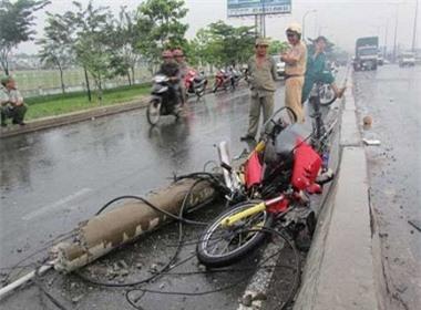 Chiếc xe gắn máy của nam thanh niên bị hư hỏng nặng, hàng trăm người dân lưu thông trải qua một phen hú vía