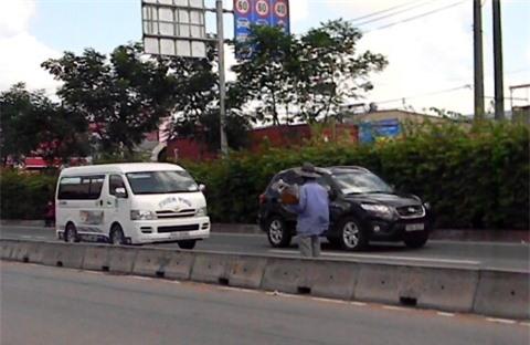 Ớn lạnh kiểu mưu sinh 'đón đầu tử thần’ trên quốc lộ 1A | Liều mình mưu sinh, Bán hàng rong ở quốc lộ, chặn xe bán hàng, TP.HCM