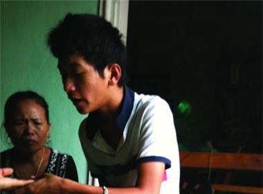 “Thầy” Phước đang phán cho một người đến xem.