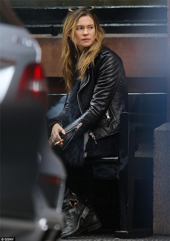 Hôn thê Adam Levine lộ mặt mộc già trước tuổi 1