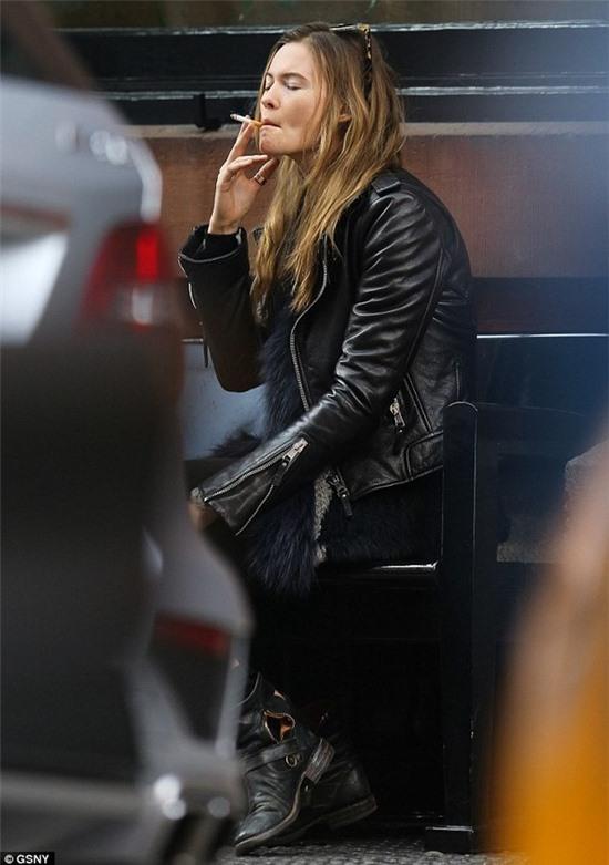 Hôn thê Adam Levine lộ mặt mộc già trước tuổi 2