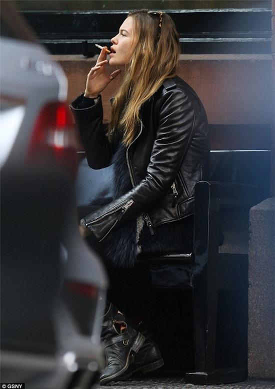 Hôn thê Adam Levine lộ mặt mộc già trước tuổi 3