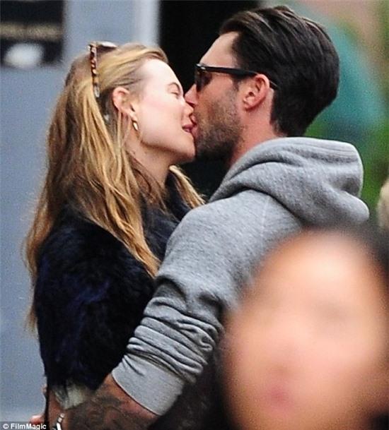 Hôn thê Adam Levine lộ mặt mộc già trước tuổi 4