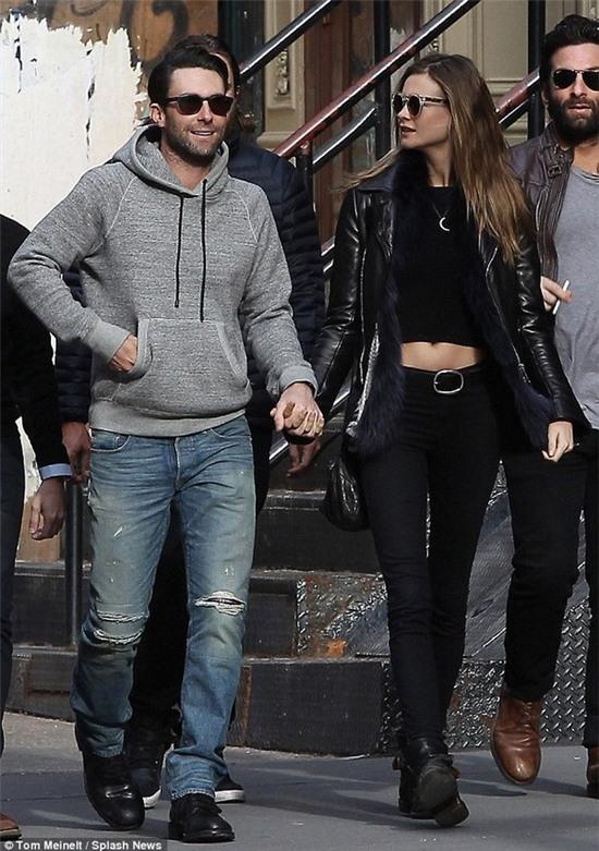 Hôn thê Adam Levine lộ mặt mộc già trước tuổi 5