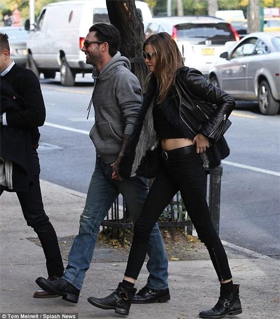 Hôn thê Adam Levine lộ mặt mộc già trước tuổi 6