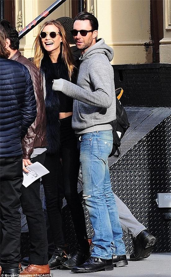 Hôn thê Adam Levine lộ mặt mộc già trước tuổi 7