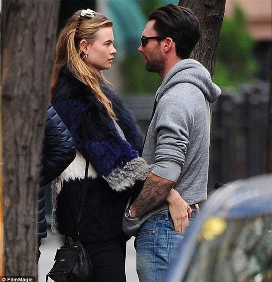 Hôn thê Adam Levine lộ mặt mộc già trước tuổi 8