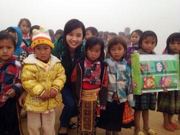 Cô giáo đi 200km mang quà tặng học sinh ngày 20/11