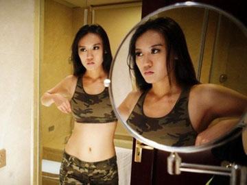 Người mẫu và nỗi sợ bị chụp lén khi thay đồ