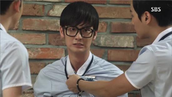 Khi học trò nổi loạn, làm giáo viên phát mệt trong phim