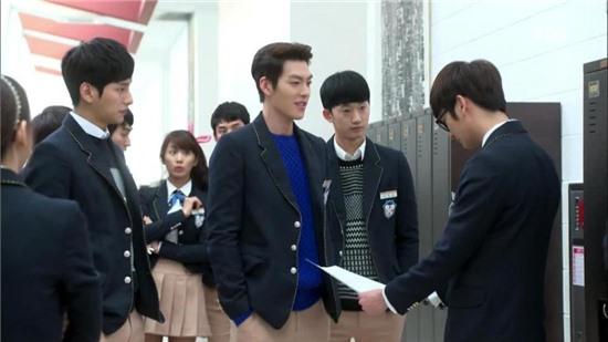 Khi học trò nổi loạn, làm giáo viên phát mệt trong phim