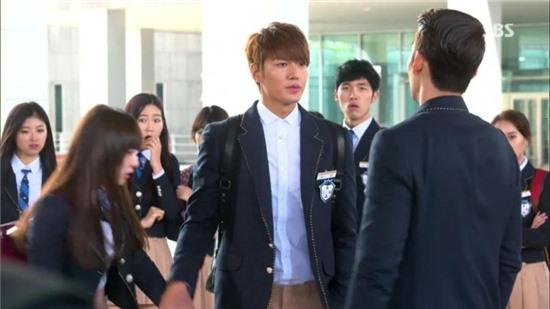 Khi học trò nổi loạn, làm giáo viên phát mệt trong phim