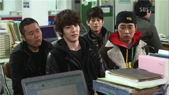 Khi học trò nổi loạn, làm giáo viên phát mệt trong phim