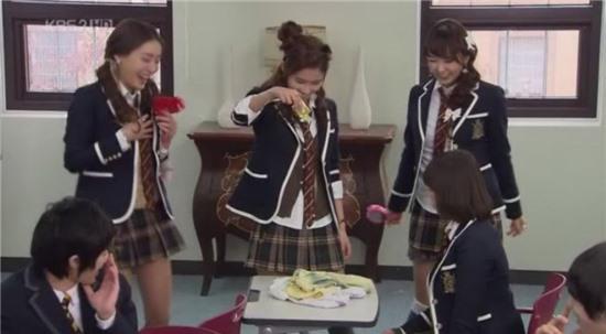 Khi học trò nổi loạn, làm giáo viên phát mệt trong phim