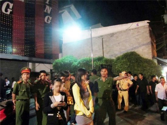 Công an bất ngờ ập vào bar lớn nhất quận Tân Bình | Đột kích, TPHCM, Quán bar, Quán bar Cảm Tưởng, Ma túy, Thuốc lắc, Mại dâm