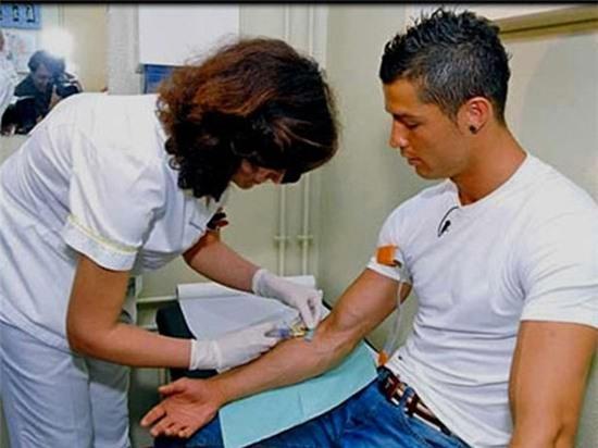 Ronaldo hiến tủy xương cho các em nhỏ bị bạch cầu 2