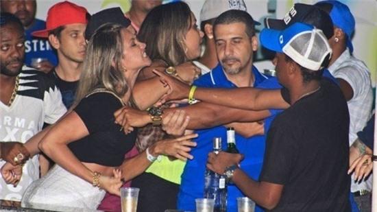 "Vua sex Brazil” cùng vợ làm loạn tại quán bar 1